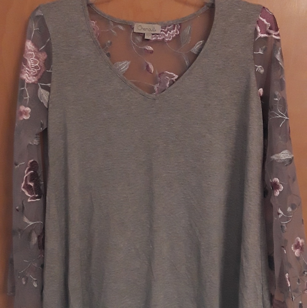 Chenault boho embroiderd floral grey top Sz M
